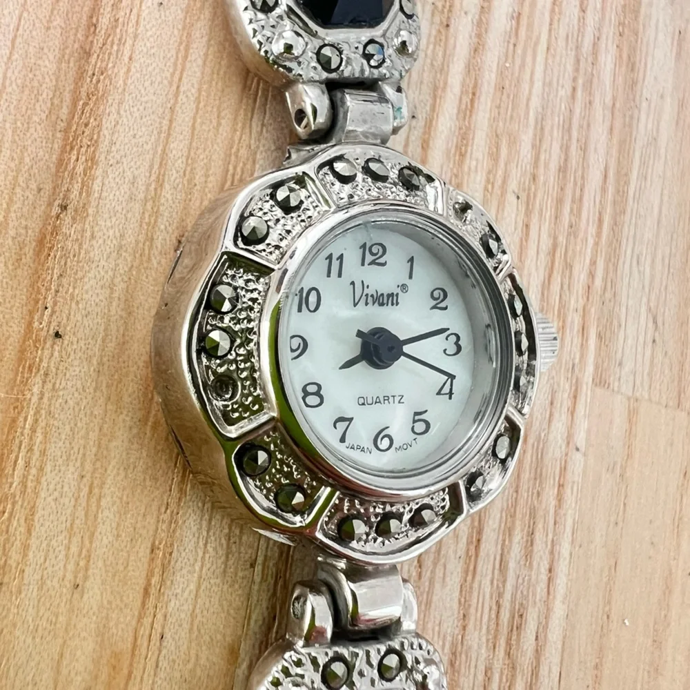 Vivani ladies silver tone bracelet watch NEW BATTERY